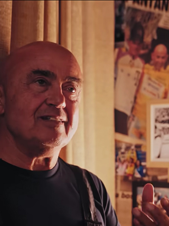 Primo episodio, Vittorino è appena arrivato e non conosce il ciclismo: zio Athos gli spiega chi siano stati Pantani e Baldini