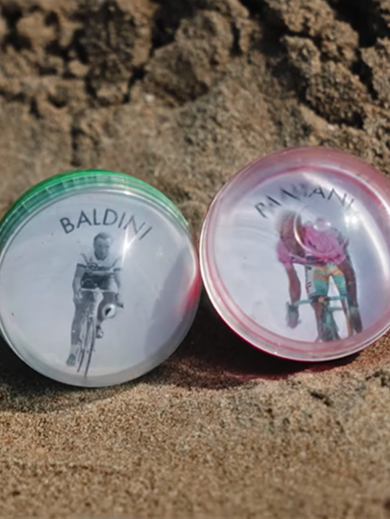 La sfida è fra le biglie di Baldini e quella di Pantani: chi vincerà? (@futuramedia)