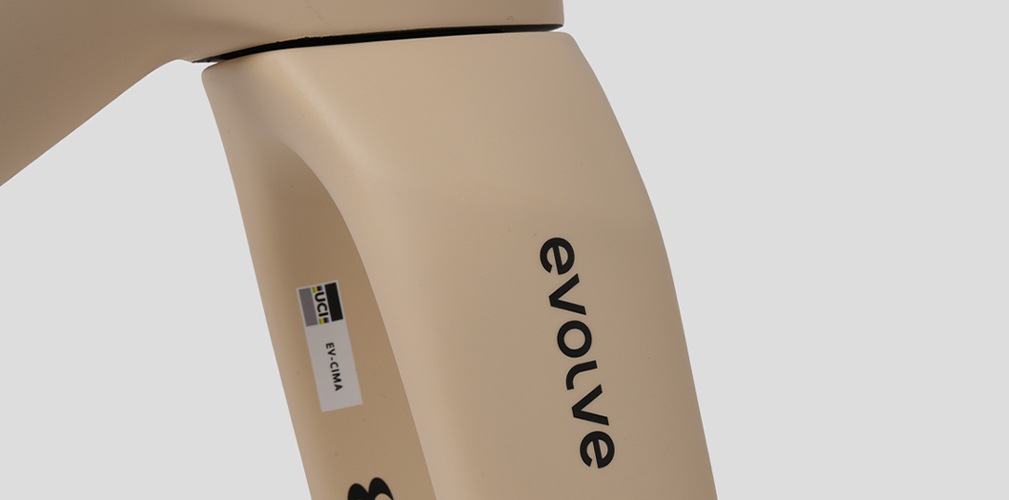 La testa della forcella è perfettamente integrata con il tubo di sterzo: la linea è pulita ed elegante