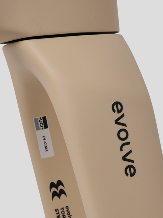 La testa della forcella è perfettamente integrata con il tubo di sterzo: la linea è pulita ed elegante