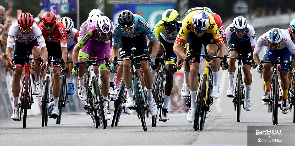 A Plouay nel 2022, Fiorelli in maglia Bardiani sprinta contro Van Aert cogliendo il quinto posto