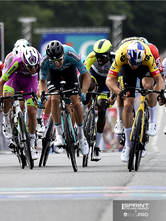 A Plouay nel 2022, Fiorelli in maglia Bardiani sprinta contro Van Aert cogliendo il quinto posto