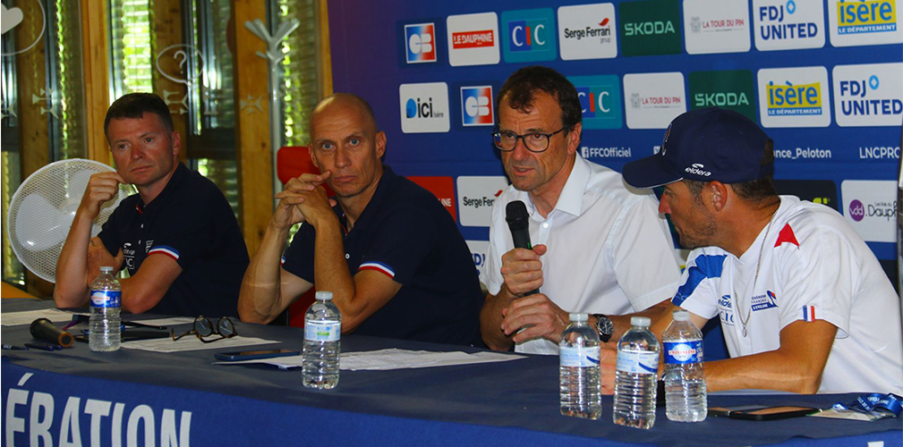 Chanteur, il presidente Callot e Voeckler prima del via spiegano la modifica al percorso (foto Zoe Soullard/DirectVelo)
