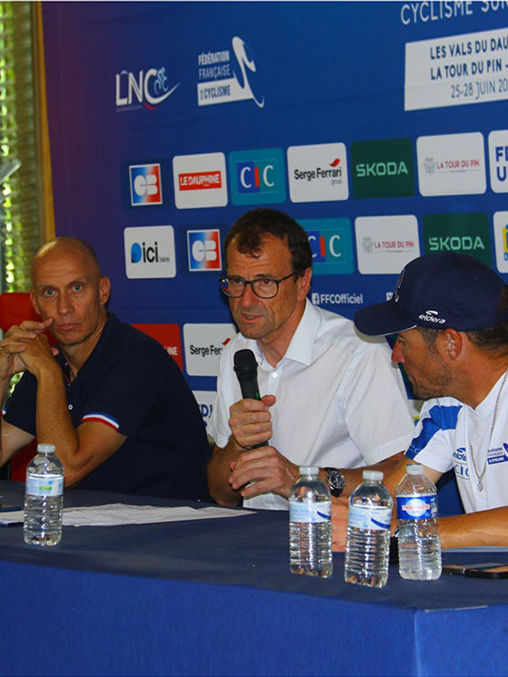 Chanteur, il presidente Callot e Voeckler prima del via spiegano la modifica al percorso (foto Zoe Soullard/DirectVelo)