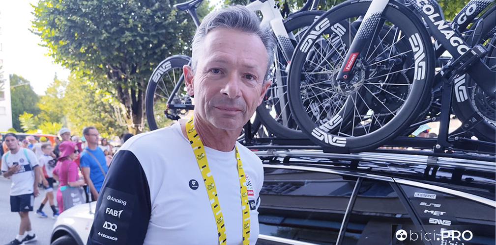 Simone Pedrazzini è il direttore sportivo che siede sulla seconda ammiraglia. Ieri ha seguito Yates per tutta la cavalcata