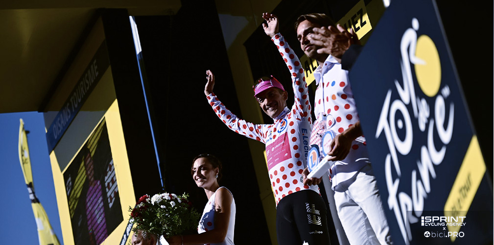 Richard Carapaz, terzo sul traguardo, sfila la maglia a pois a Paret-Peintre crollato all'improvviso sul Col d'Ornon. Ora guida con un punto di vantaggio proprio su Pogacar. Ma tutto è aperto, domani ci sono in ballo 65 punti