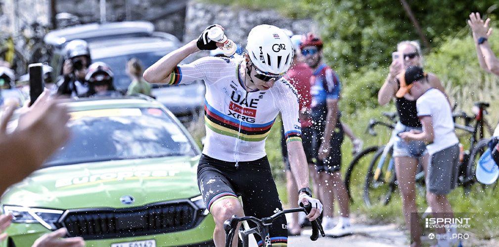 Al Giro di Svizzera, ma anche nella cavalcata di ieri sul Tourmalet, Pogacar si è bagnato spesso. Anche questo fa parte del processo di idratazione