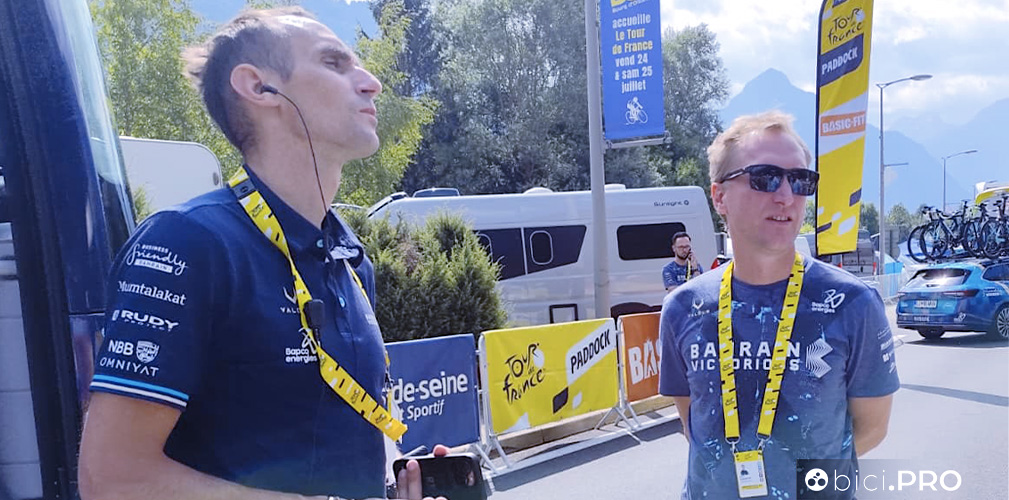 Da sinistra, Roman Kreuziger ed Enrico Gasparotto: sono stai loro i diesse della Bahrain-Victorious a seguire Lenny Martinez in questo Tour