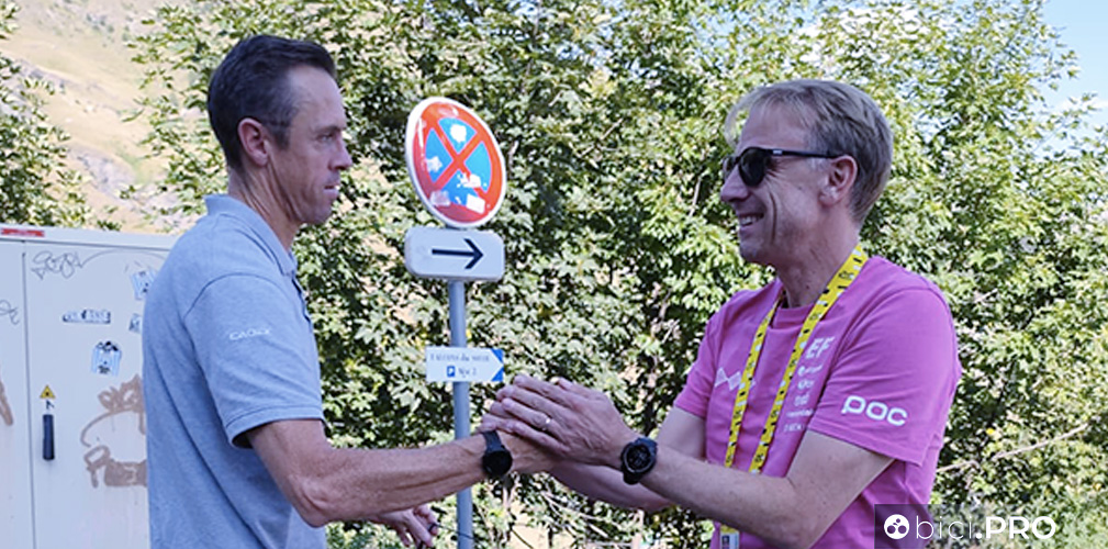 Mathew Hayman, diesse della Jayco, si congratula con Charles Wegelius della EF