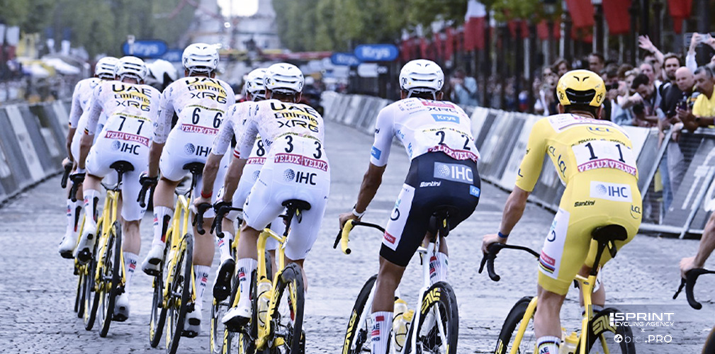 Pogacar ha esaltato e ringraziato la squadra. Per tutti i corridori UAE capelli biondi... come fece la Mercatone Uno di Marco Pantani nel 1998