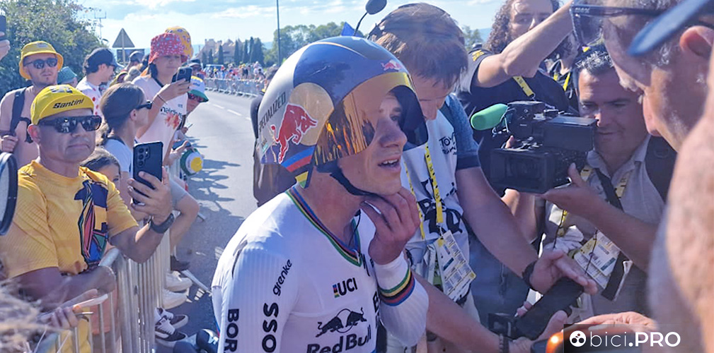 Remco Evenepoel al traguardo. Assalito dai giornalisti è stato sorridente sin da subito. Per lui si tratta della quarta vittoria di tappa al Tour