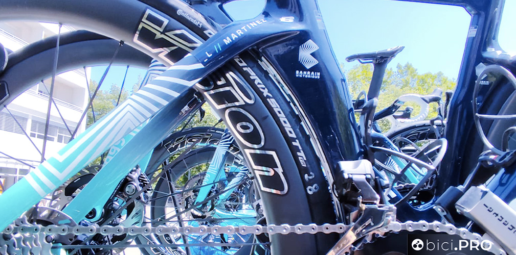 Bianchi. Come per il manubrio, poter sviluppare una bici amalgamando tutti i componenti può aumentare la prestazioni. Anche al netto di specifiche singole molto valide