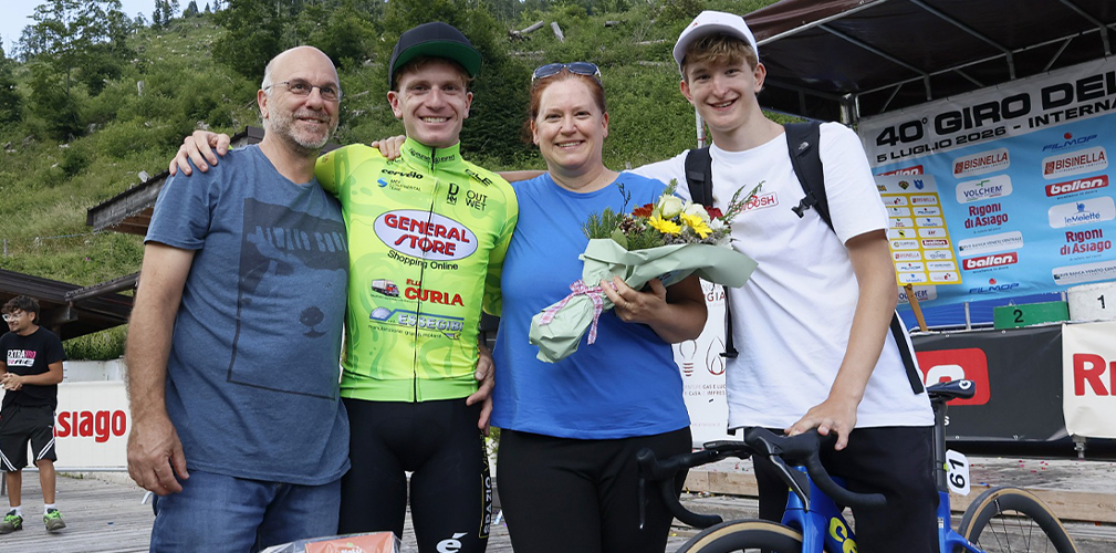 Giro del Medio Brenta 2026, Davide De Cassan insieme alla sua famiglia, vittoria, General Store-Essegibi-F.lli Curia (foto Xpix)