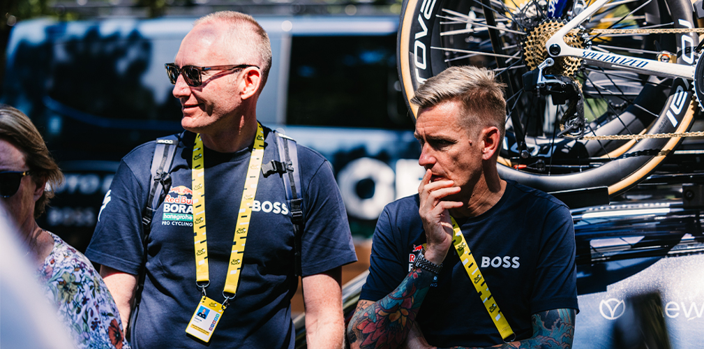 Red Bull-BORA-hansgorhe, a sinistra John Wakefield, responsabile del progetto Rookies