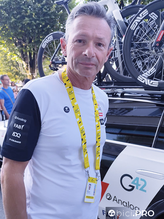 Simone Pedrazzini è il direttore sportivo che siede sulla seconda ammiraglia. Ieri ha seguito Yates per tutta la cavalcata
