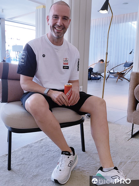 Gorka Prieto è il nutrizionista della UAE. Con Enervit e i coach della squadra hanno fatto molta ricerca e sviluppo in merito ad alimentazione, idratazione e integrazione