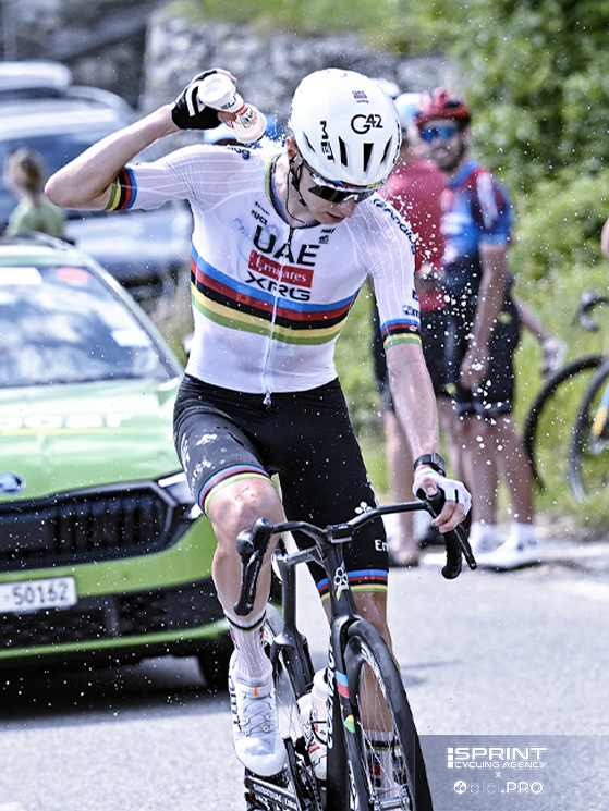 Al Giro di Svizzera, ma anche nella cavalcata di ieri sul Tourmalet, Pogacar si è bagnato spesso. Anche questo fa parte del processo di idratazione