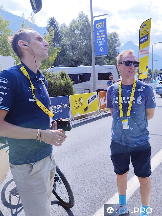 Da sinistra, Roman Kreuziger ed Enrico Gasparotto: sono stai loro i diesse della Bahrain-Victorious a seguire Lenny Martinez in questo Tour