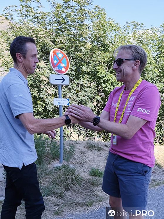 Mathew Hayman, diesse della Jayco, si congratula con Charles Wegelius della EF