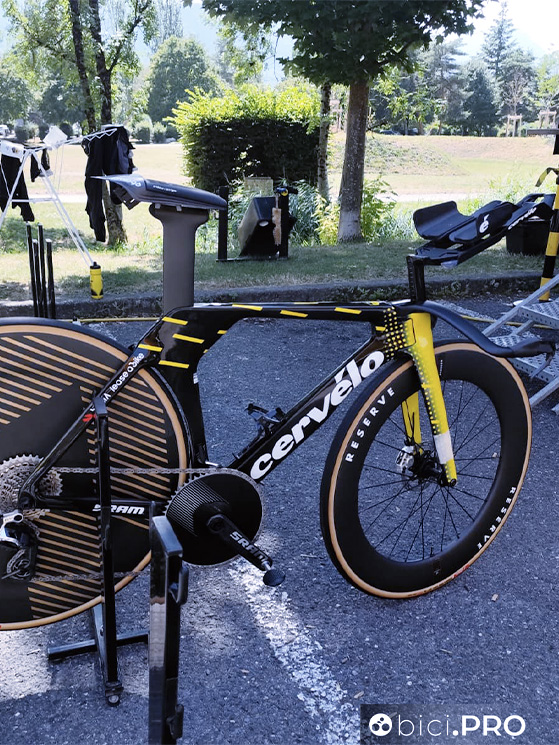 Nel pomeriggio si stava iniziando a lavorare sulla bici da crono di Piganzoli