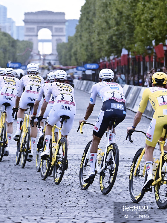 Pogacar ha esaltato e ringraziato la squadra. Per tutti i corridori UAE capelli biondi... come fece la Mercatone Uno di Marco Pantani nel 1998