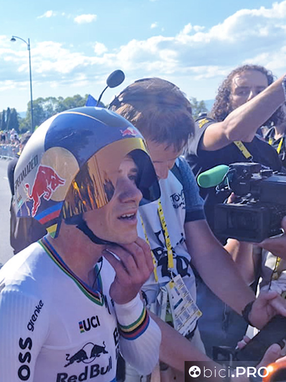 Remco Evenepoel al traguardo. Assalito dai giornalisti è stato sorridente sin da subito. Per lui si tratta della quarta vittoria di tappa al Tour