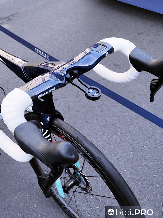 Bianchi produce anche specifiche come il manubrio. Soluzioni ideali per lo sviluppo di una bici nel suo insieme