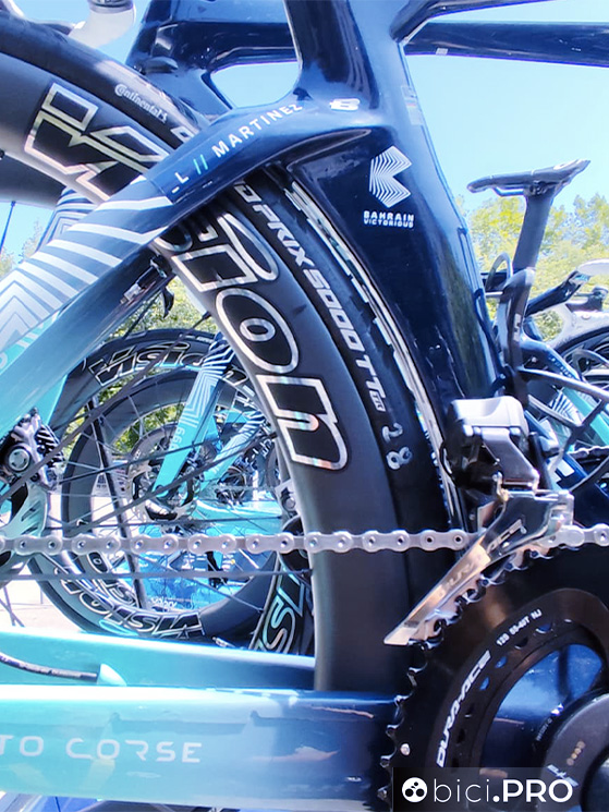 Bianchi. Come per il manubrio, poter sviluppare una bici amalgamando tutti i componenti può aumentare la prestazioni. Anche al netto di specifiche singole molto valide