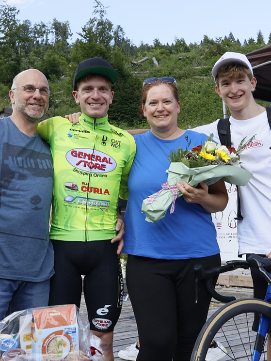 Giro del Medio Brenta 2026, Davide De Cassan insieme alla sua famiglia, vittoria, General Store-Essegibi-F.lli Curia (foto Xpix)