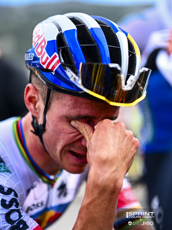 Evenepoel commosso dopo il traguardo. Ora, con la crono di martedì e senza più Vingegaard il podio è una realtà concreta