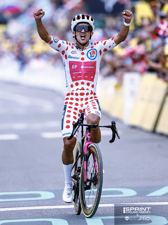 Richard Carapaz conquista l'Alpe d'Huez. Secondo successo in questo Tour e maglia a pois definitivamente sua