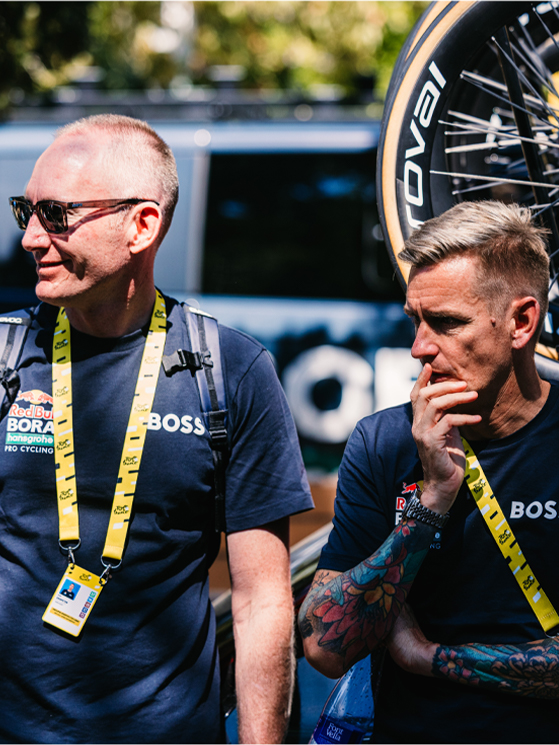 Red Bull-BORA-hansgorhe, a sinistra John Wakefield, responsabile del progetto Rookies
