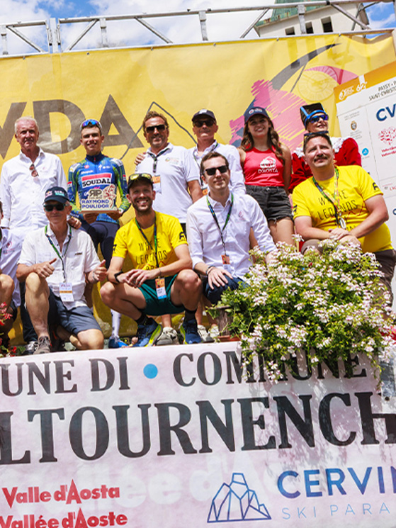 La foto di gruppo a Cervinia alla fine della corsa, poi un brindisi e poi tutti hanno ripreso la strada di casa
