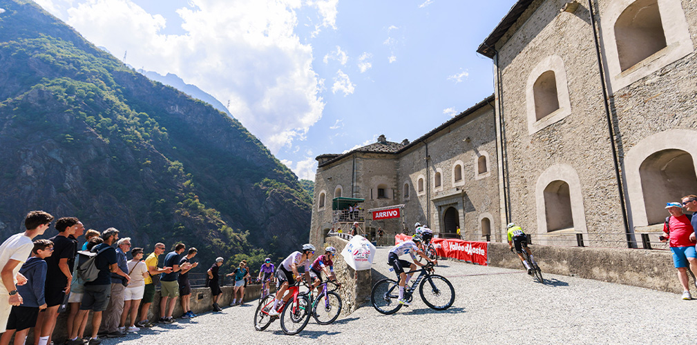 L'arrivo al Forte di Bard è stato lodato da corridori e squadre: un monumento sensazionale, un traguardo mozzafiato