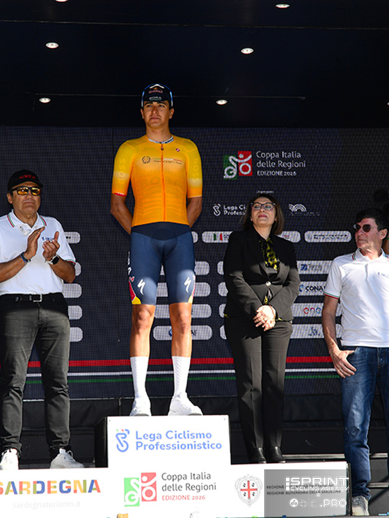 Dopo la seconda tappa Oristano - Carbonia del Giro di Sardegna, maglia arancione a Donati