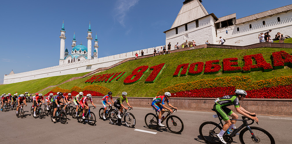 Il passaggio del gruppo ai piedi del Cremlino di Kazan: sono stati 20 i giri del circuito del camponato di Russia (@arustamphoto)