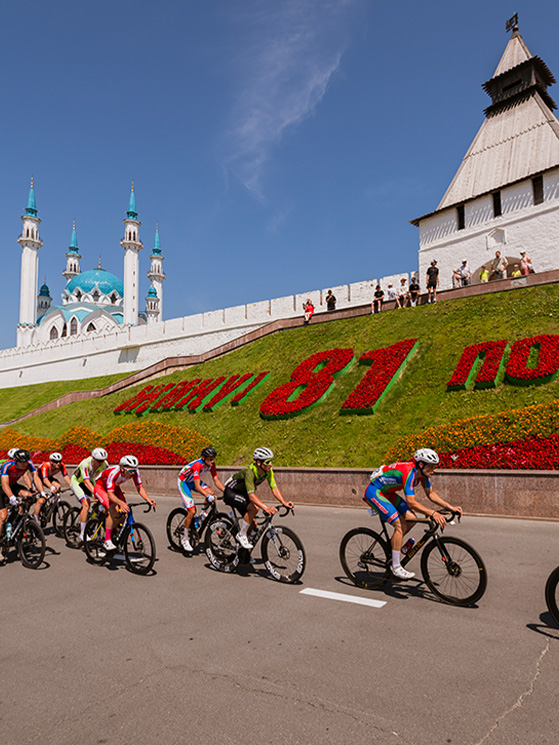 Il passaggio del gruppo ai piedi del Cremlino di Kazan: sono stati 20 i giri del circuito del camponato di Russia (@arustamphoto)