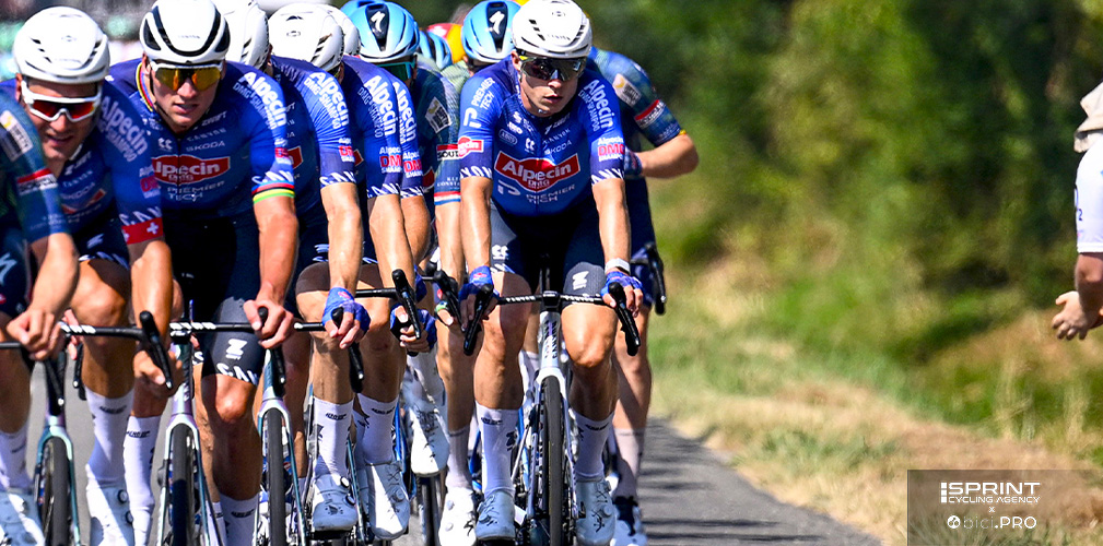 Tutta la Alpecin del Tour è pronta per supportare Philipsen, qui nel gruppo con Van der Poel