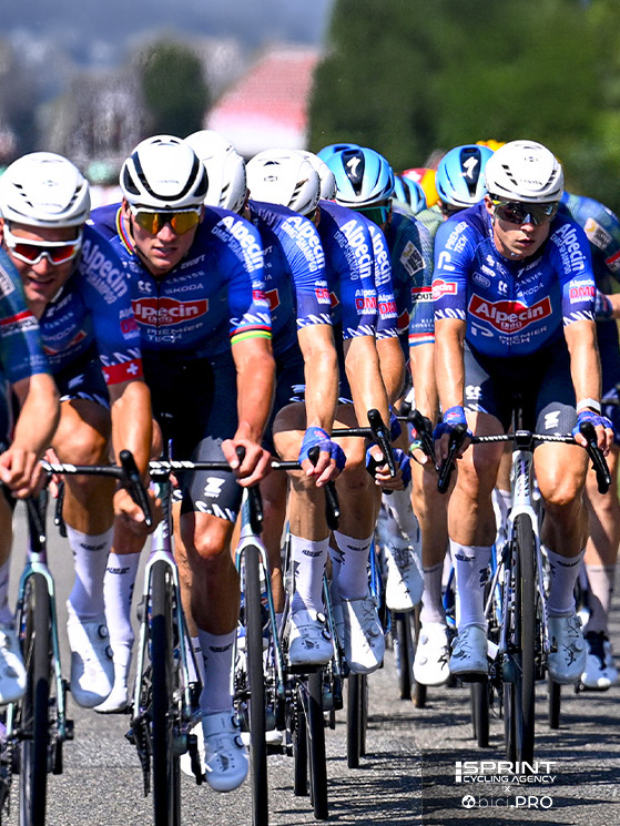 Tutta la Alpecin del Tour è pronta per supportare Philipsen, qui nel gruppo con Van der Poel