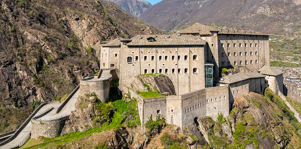 Ristrutturato nel 2006, l'imponente Forte di Bard vigilia sull'ingresso della Valle d'Aosta