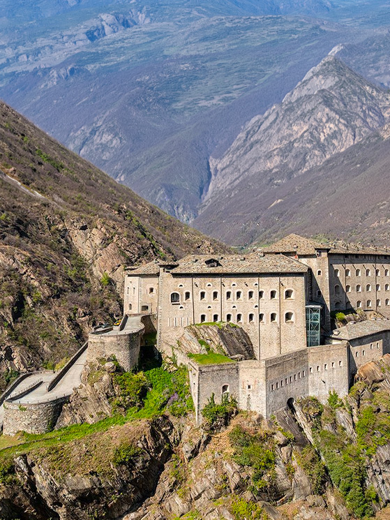 Ristrutturato nel 2006, l'imponente Forte di Bard vigilia sull'ingresso della Valle d'Aosta