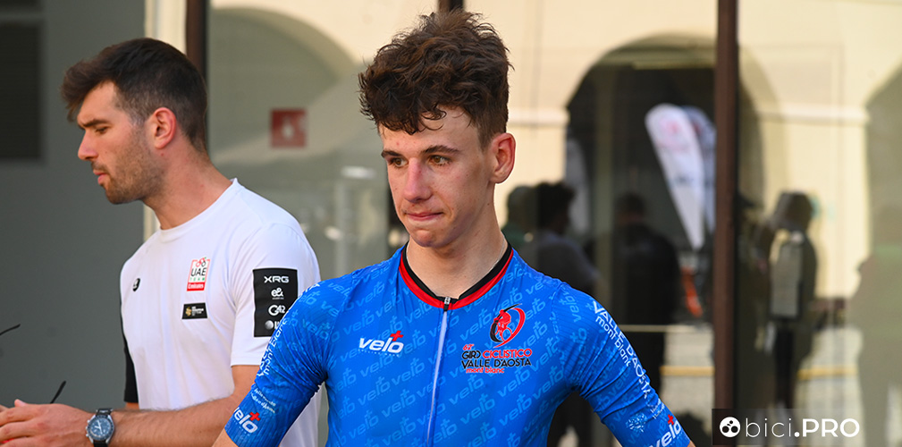 Max Bock taglia il traguardo a 15 secondi dal vincitore: appare contrariato
