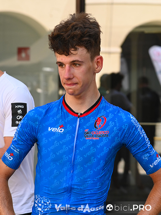 Max Bock taglia il traguardo a 15 secondi dal vincitore: appare contrariato
