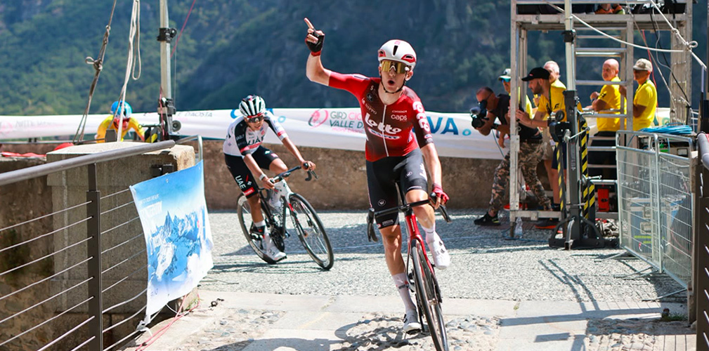 Ecco l'arrivo trionfale di Driesen al Forte di Bard: alle sue spalle Ramirez (immagine Giro VDA)