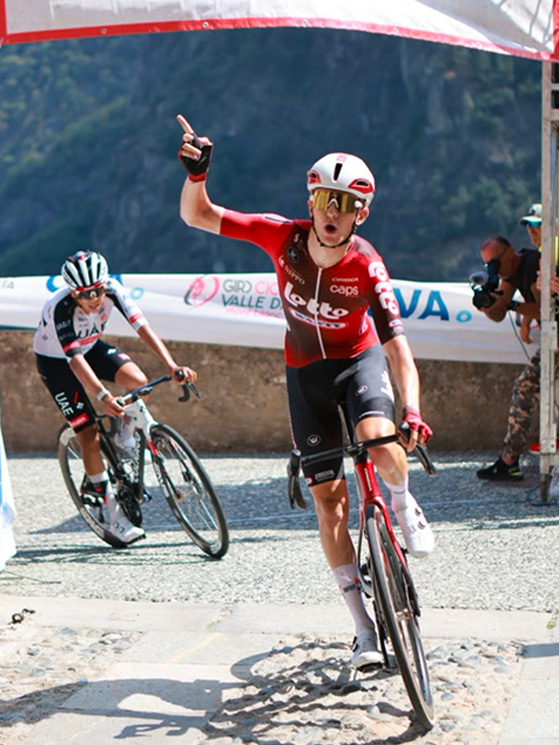 Ecco l'arrivo trionfale di Driesen al Forte di Bard: alle sue spalle Ramirez (immagine Giro VDA)
