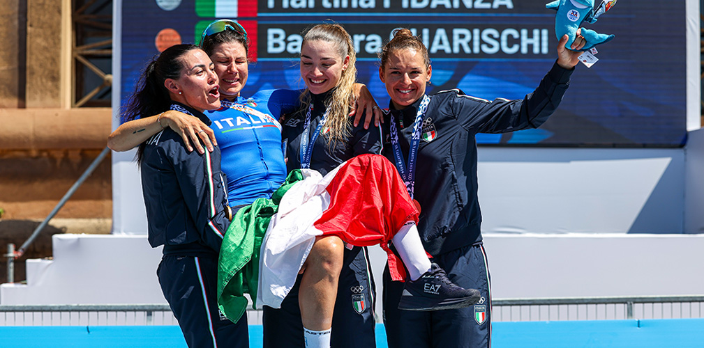 A fine cerimoniale, il podio diventata ancora più azzurro con Cecchini portata in trionfo da Barbieri, Fidanza e Guarischi (foto Mattia Martegani/CONI)