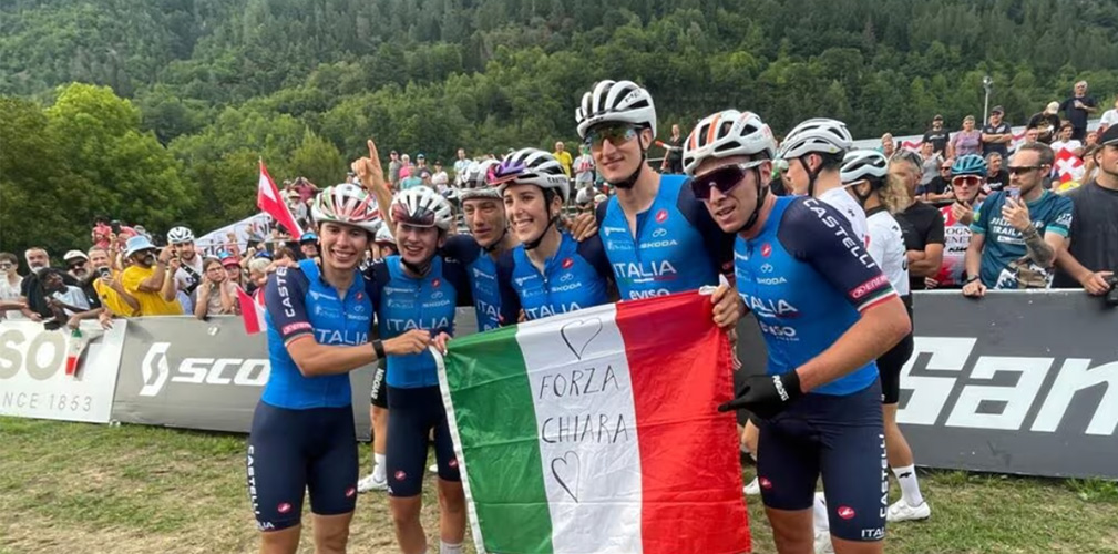 Il team azzurro iridato nel team relay, con la bandiera dedicata a Chiara Teocchi (foto FCI)