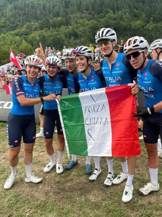 Il team azzurro iridato nel team relay, con la bandiera dedicata a Chiara Teocchi (foto FCI)