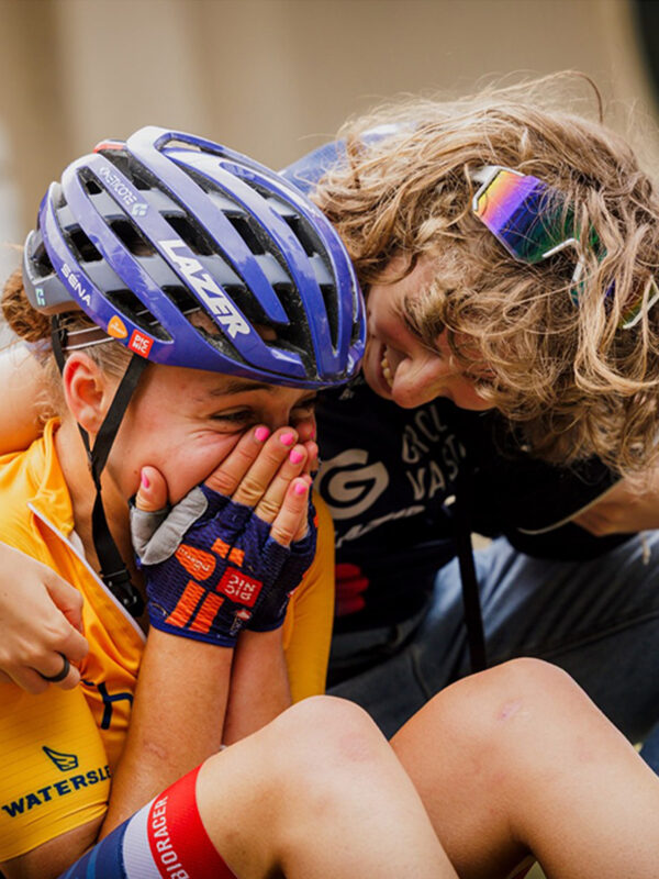 Krizia Corradetti abbraccia la junior polacca Maria Okrucinska dopo la vittoria del Watersley Ladies Challenge (foto Ivo Delahaye)
