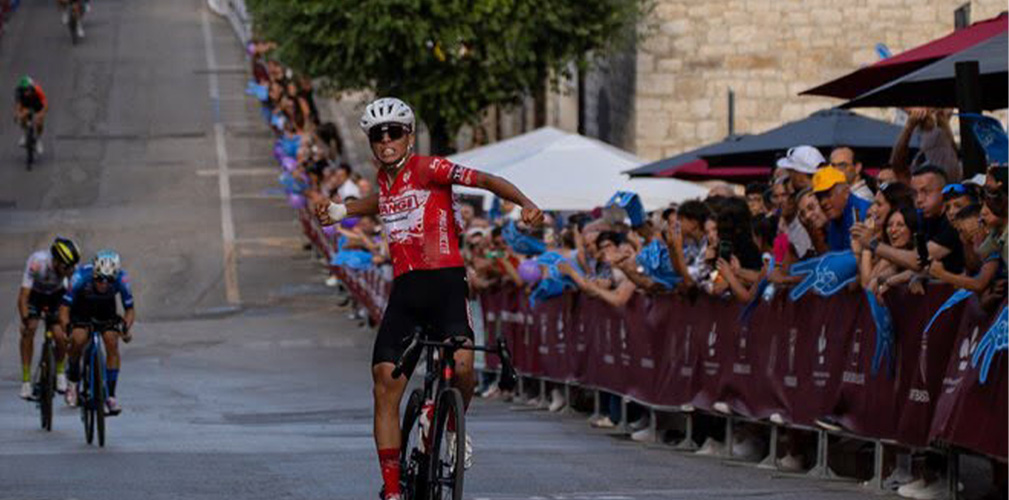 Lo sprint vincente di Dell'Olio alla prova finale del Trofeo dell'Aglianico, battendo Mazzarello e Ferraro (foto Instagram)